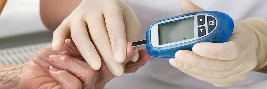 Blutzucker-Messung beim Patienten